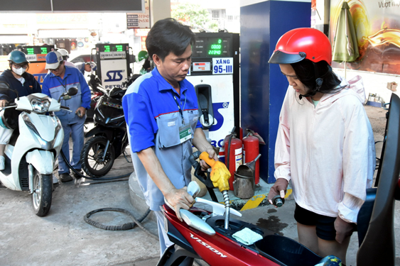 Gi&aacute; xăng dầu được điều chỉnh từ 23 giờ ng&agrave;y 2-4