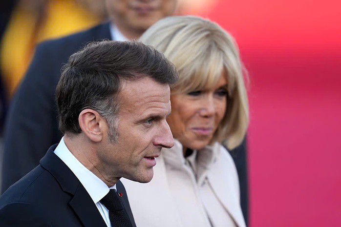 Tổng thống Pháp Emmanuel Macron và phu nhân Brigitte Macron tại sân bay Seoul ở TP Seongnam - Hàn Quốc ngày 2-4. Ảnh: AP.
