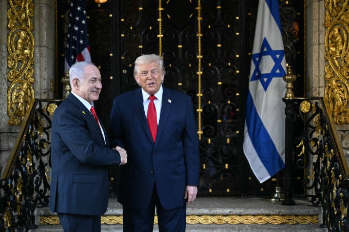 Thủ tướng Israel Benjamin Netanyahu (trái) và Tổng thống Mỹ Donald Trump tại dinh thự Mar-a-Lago, bang Florida ngày 29/12/2025. Ảnh: AFP