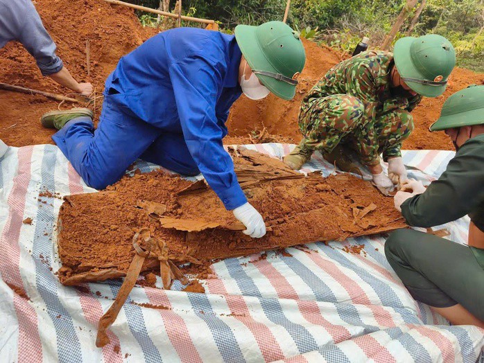 Hài cốt liệt sĩ được bọc trong tăng nguyên tấm