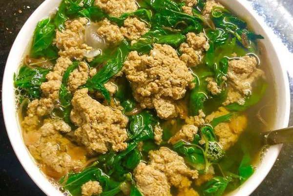 Canh rau đay nấu cua đồng thích hợp với người hay táo bón, ăn uống kém.