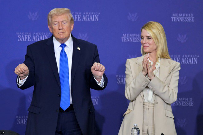 Tổng thống Donald Trump và bà Pam Bondi. Ảnh: AP