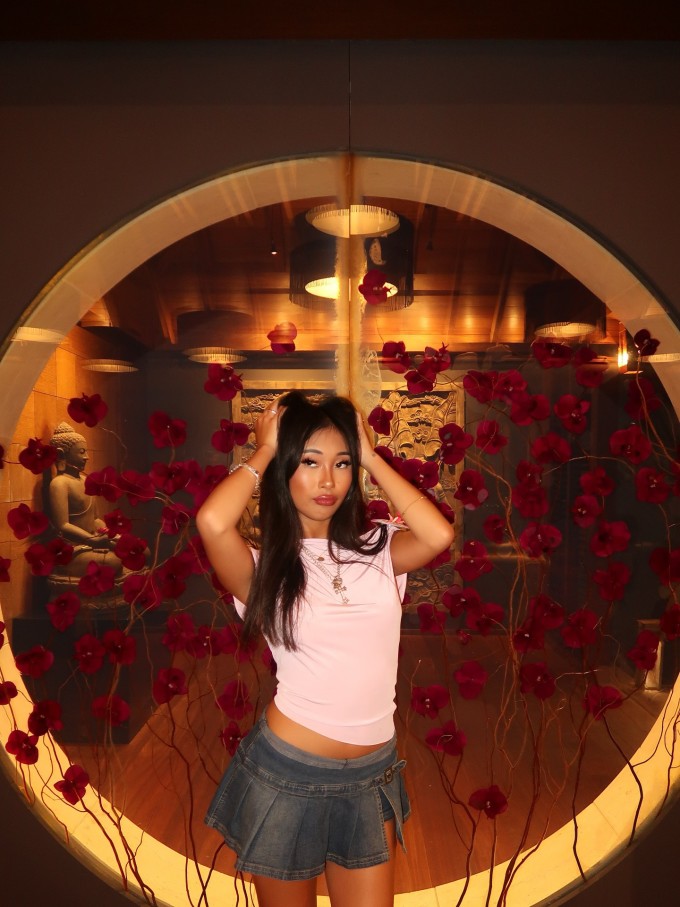 Cô bé mồ côi gốc Việt được danh ca Pháp nhận nuôi giờ ra sao? - 10