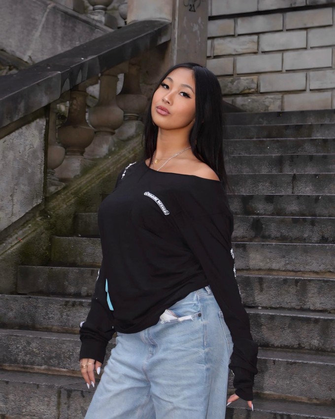 Cô bé mồ côi gốc Việt được danh ca Pháp nhận nuôi giờ ra sao? - 6