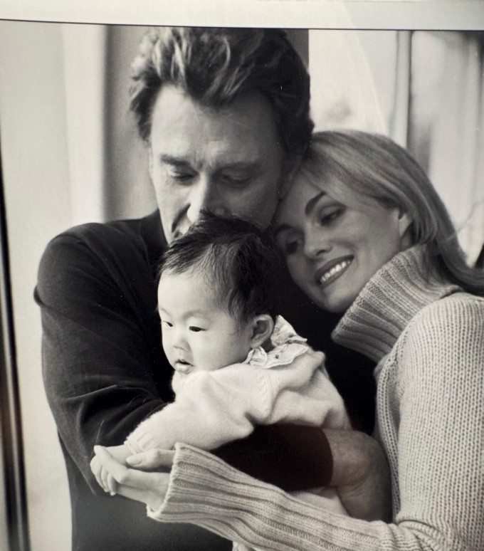 Cô bé mồ côi gốc Việt được danh ca Pháp nhận nuôi giờ ra sao? - 1