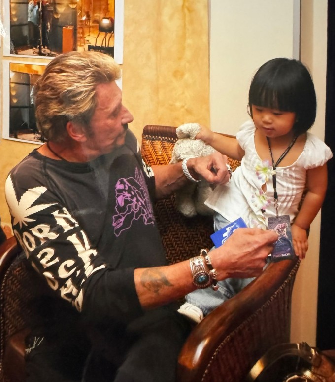 Cô bé mồ côi gốc Việt được danh ca Pháp nhận nuôi giờ ra sao? - 3