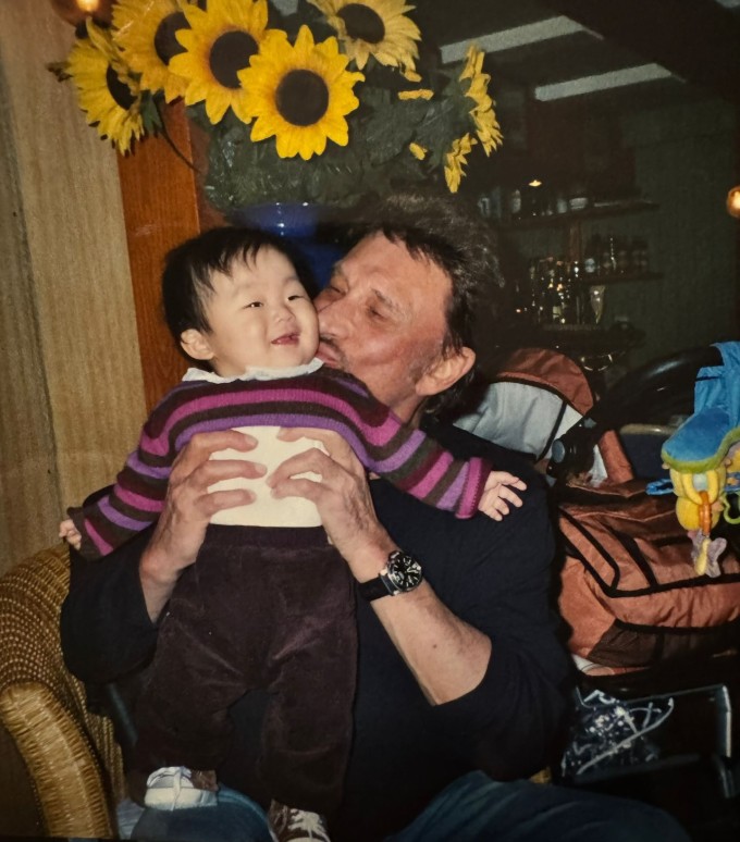 Cô bé mồ côi gốc Việt được danh ca Pháp nhận nuôi giờ ra sao? - 2