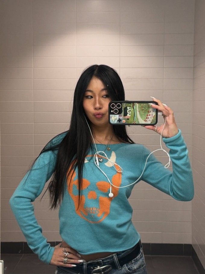 Cô bé mồ côi gốc Việt được danh ca Pháp nhận nuôi giờ ra sao? - 11