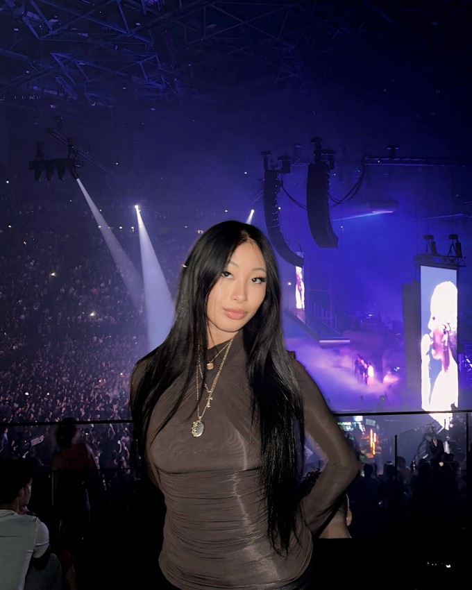 Cô bé mồ côi gốc Việt được danh ca Pháp nhận nuôi giờ ra sao? - 4