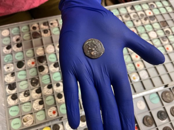 Đồng xu cũ kỹ từng được dùng để trả tiền vé xe bus vào giữa thế kỷ trước là một cổ vật có niên đại hơn 2.000 năm trước - Ảnh: Bảo tàng và phòng trưng bày Leeds