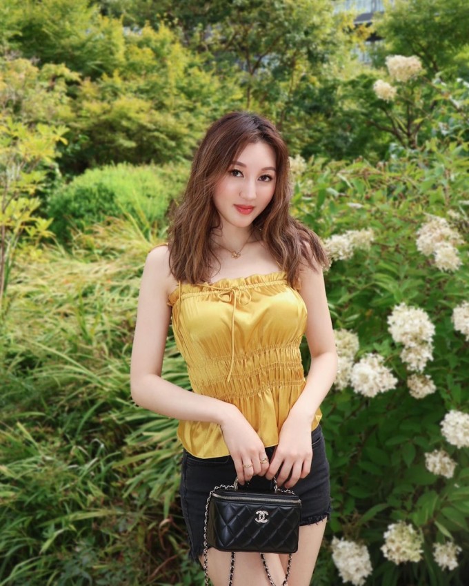 Á hậu liên tục bổ sung sản phẩm mới vào bộ sưu tập túi xách hàng hiệu.