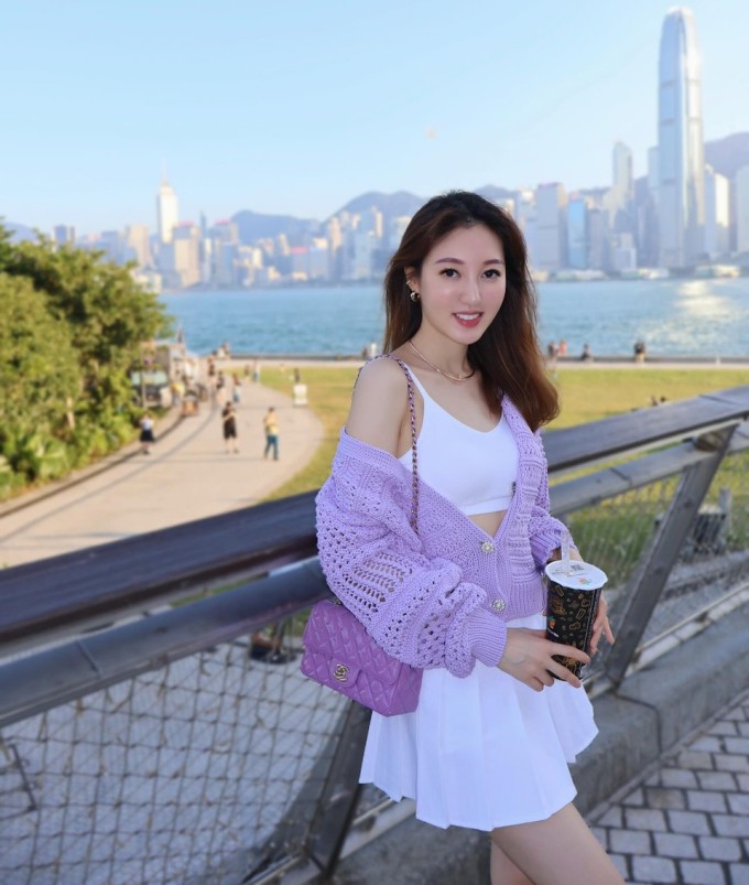 Hà Diễm Quyên đeo Chanel Classic Flap Bag phiên bản mini, phiên bản màu tím oải hương.