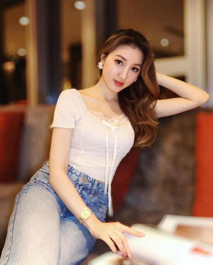 Nữ diễn viên đeo đồng hồ Patek Philippe trị giá hàng triệu HKD.