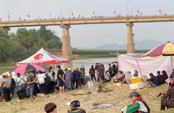 Rất đông người thân tập trung tại hiện trường nơi xảy ra sự việc. Ảnh: T. Kỳ