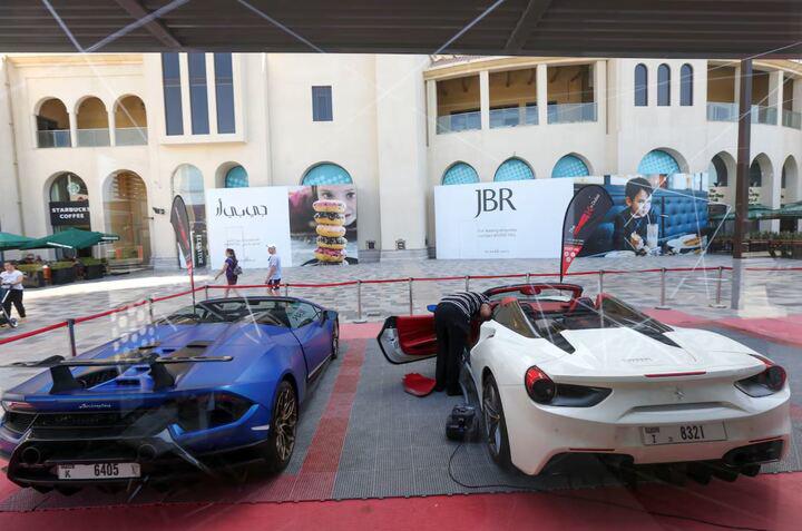 Những chiếc xe sang cho thuê được trưng bày tại Dubai, Các Tiểu vương quốc Ả Rập Thống nhất (UAE). (Ảnh: Reuters)