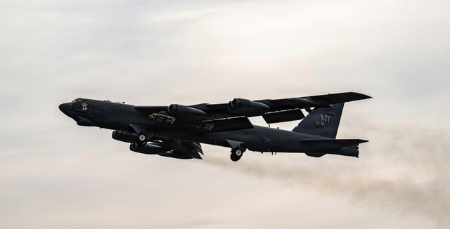 'Pháo đài bay' B-52 lần đầu tiến sâu vào không phận Iran - 1