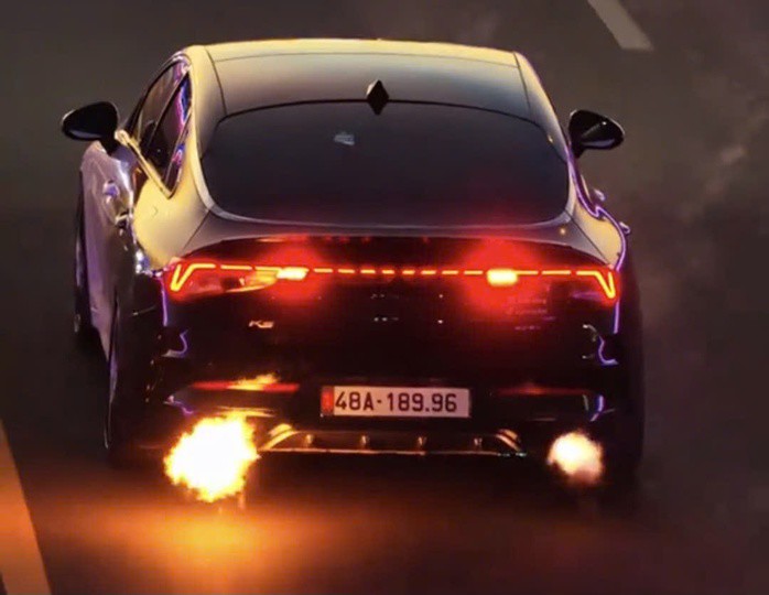 Xe con phun lửa khi lưu thông thu hút sự quan tâm của cộng đồng mạng