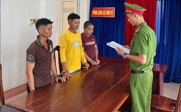 Công an đọc lệnh khởi tố, bắt tạm giam với 3 đối tượng về tội cố ý gây thương tích. Ảnh: Công an TP Đà Nẵng.