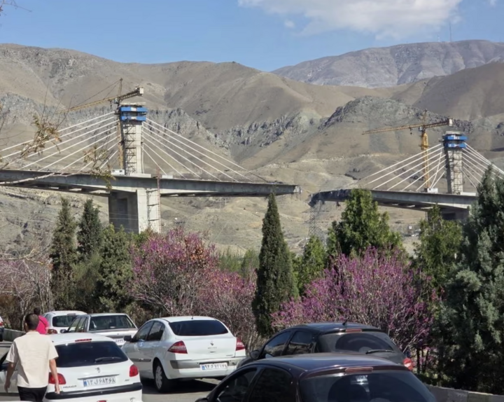 Khoảnh khắc cây cầu lớn nhất ở Iran sụp đổ - 1