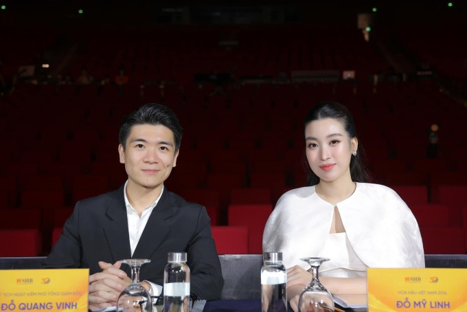 Cả hai cùng ngồi ghế giám khảo cuộc thi nhan sắc.