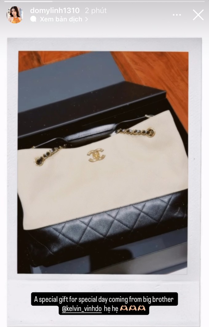 Đỗ Mỹ Linh khoe khéo món quà anh chồng tặng.