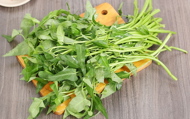 Bệnh nhân bị suy thận nên kiêng hoặc hạn chế ăn rau muống. Loại rau này chứa hàm lượng cao axit oxalic, có khả năng ức chế quá trình hấp thu canxi và kẽm.