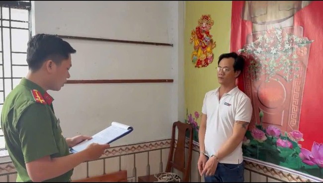 Nguyễn Ngọc Huy tại cơ quan công an