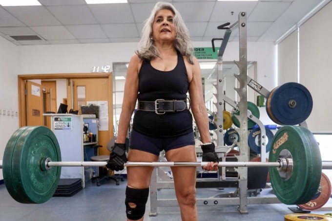 Người phụ nữ gốc Ấn Độ sống tại Hong Kong không xem tuổi tác là lý do để sống chậm lại. Với bà, mỗi giai đoạn cuộc đời đều có thể là thời điểm để bắt đầu một điều mới. Ảnh: Jonathan Wong