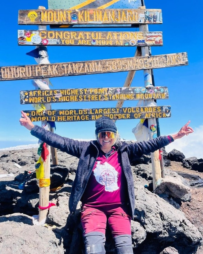 Hazari chụp ảnh sau khi chinh phục đỉnh Kilimanjaro - ngọn núi cao nhất châu Phi - vào tháng 8/2024. Ảnh: Instagram akankshahazari