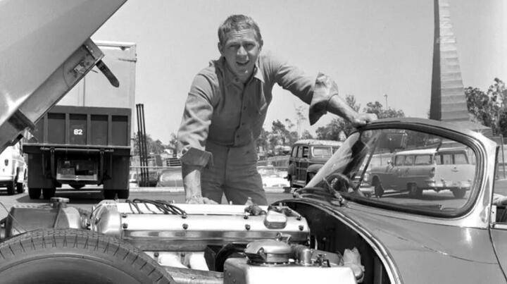 Steve McQueen thường tự tay bảo dưỡng chiếc Jaguar XKSS của mình.