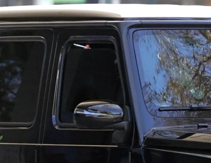 Britney Spears hút thuốc tại trạm xăng. Ảnh: Backgrid