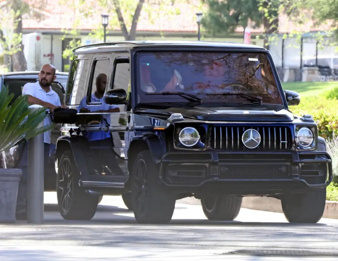 Cô gác chân lên bảng điều khiển trong khi chờ tài xế đổ xăng. Ảnh: Backgrid