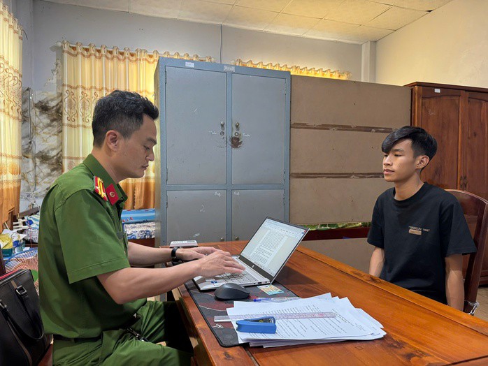 Công an đang làm việc với đối tượng cướp tại tiệm vàng ở Phú Quốc