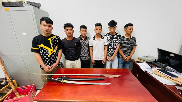 Cơ quan điều tra đang tạm giữ hình sự 5 trong 6 thanh, thiếu niên chặn đường, chém người trong đêm