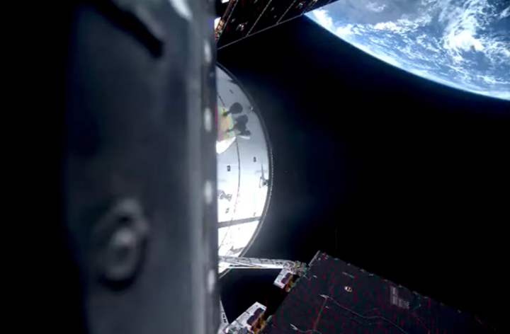 Tàu vũ trụ Orion chở phi hành đoàn sứ mệnh Artemis 2 rời khỏi Trái Đất. (Ảnh: NASA)