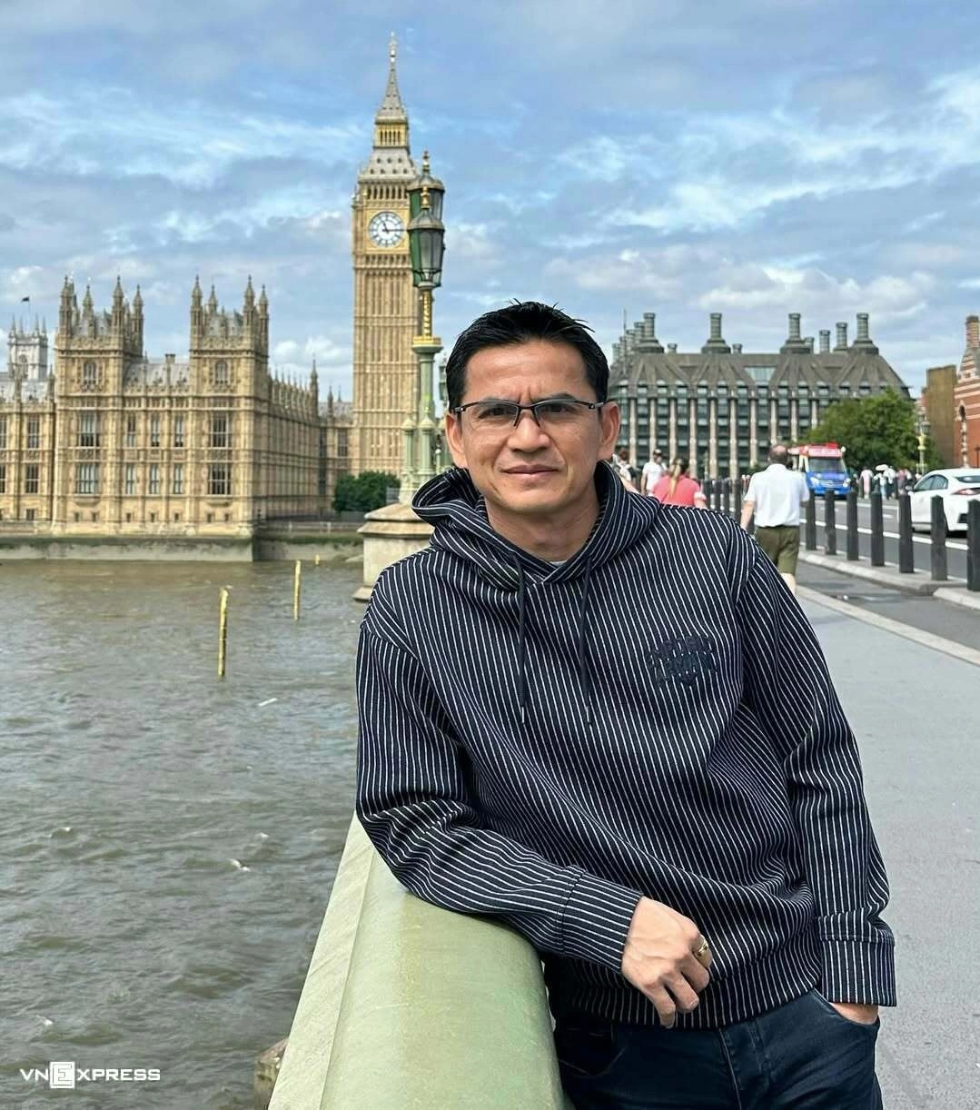 Trong chuyến khám phá London, Anh cuối năm ngoái, ông trẻ hóa phong cách với mốt áo chui đầu, sneakers.