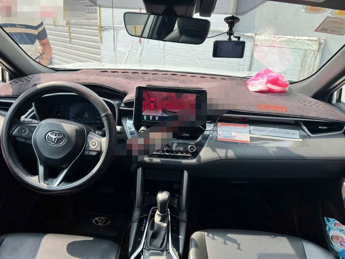 Ảnh thực tế một chiếc&nbsp;Toyota Corolla Cross hybrid đời 2022 đang được rao bán.