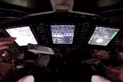 Video phi hành gia Artemis II “nghịch iPhone” ngoài không gian gây chú ý