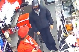 Dí dao dọa nhân viên cửa hàng Circle K, cướp tiền lúc rạng sáng