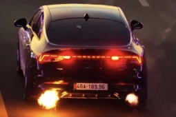 Vụ xe con phun lửa khi đang chạy trên đường gây xôn xao dư luận: Tài xế vi phạm 5 hành vi