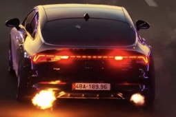 Vụ xe con phun lửa khi đang chạy trên đường gây xôn xao dư luận: Tài xế vi phạm 5 hành vi
