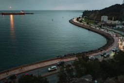 Né tuyến Iran kiểm soát, ba con tàu mở lối đi táo bạo qua eo biển Hormuz