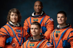 Tại sao trang phục của phi hành gia Artemis II có màu cam?