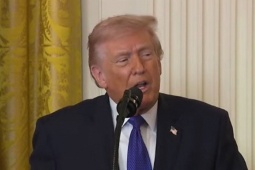 Giá vàng lao dốc, dầu tăng vọt 13% sau bài phát biểu của ông Donald Trump