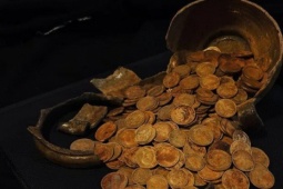 Xây nhà, tìm thấy kho báu nửa triệu đô dưới nền