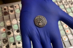 Dùng cổ vật hơn 2.000 năm trả tiền vé xe bus mà không hay