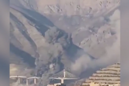 Khoảnh khắc cây cầu lớn nhất ở Iran sụp đổ