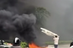 Xử phạt người đốt rác khói đen bao trùm cầu Thăng Long