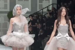 Hai con gái Chung Lệ Đề gây sốt với màn catwalk