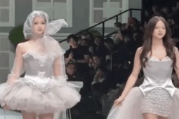 Hai con gái Chung Lệ Đề gây sốt với màn catwalk